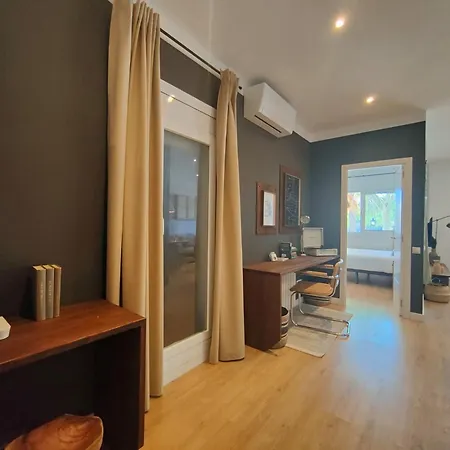 2br Central Location Apartment *