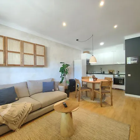 2br Central Location Apartment *