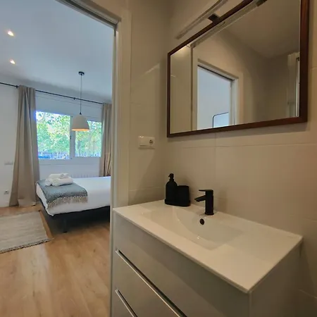 2br Central Location Apartment *