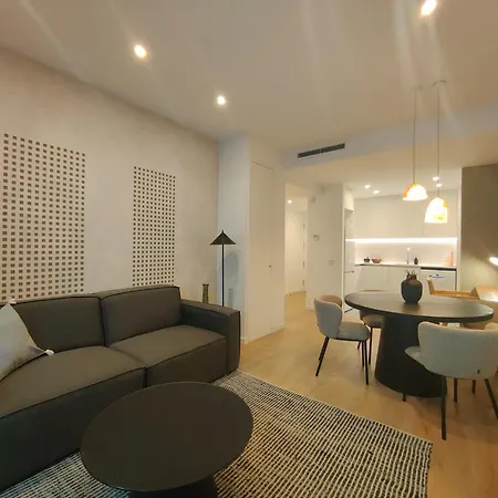 Luxury 4br With Balcony Apartment