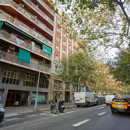Hermoso Junto A La Sagrada Familia Barcelona