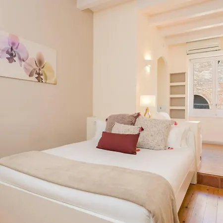 Luxurious With Awesome Rooftop