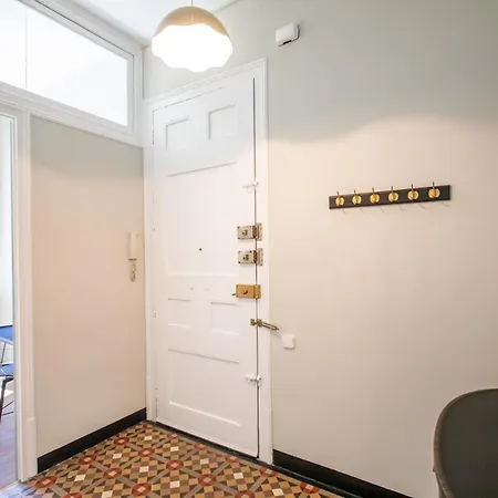 22dia1087- New 2br Flat In The Center! *