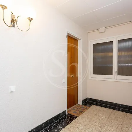 Familiar Junto A Hospital Clinic Apartment
