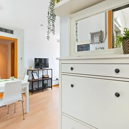 Fridays Flats Bright & Breezy Apartment