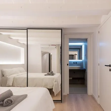 Central Lux With Private Bath *