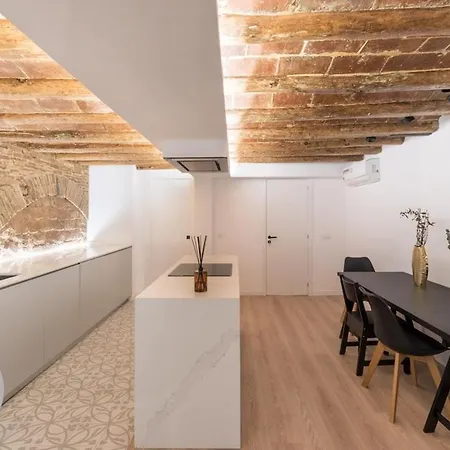 Central Lux With Private Bath *