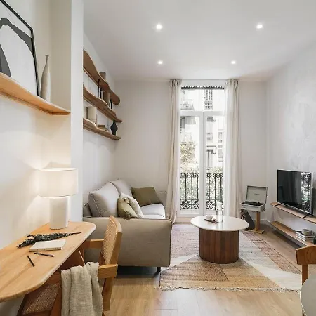 Pontone - 2 Bedrooms And Balcony In Eixample Dreta Barcelona