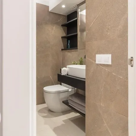 Central Lux With Private Bath Apartment *