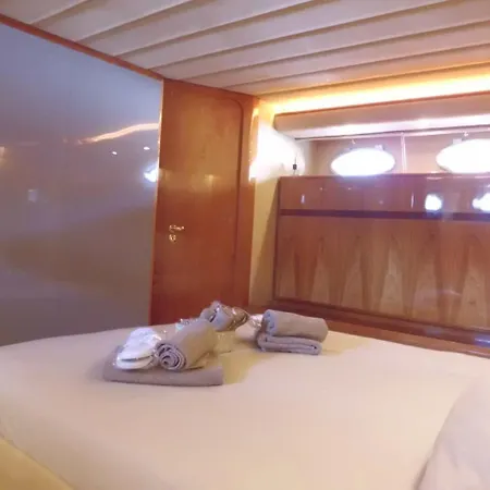 Luxury Boat Hotel en barco