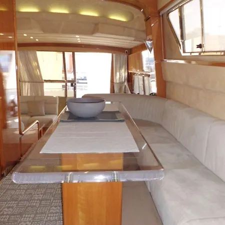 Hotel en barco Luxury Boat