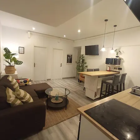 Private On Tamarit Street Hostel