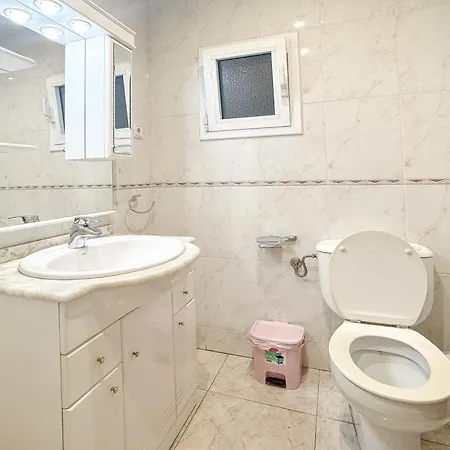Charming In Shared Near Camp Nou Barcelona