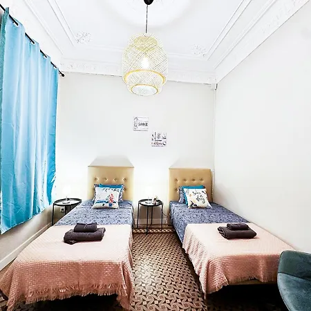 Oasis - Roger Lluria Hostel