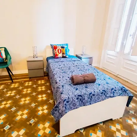 Oasis - Roger Lluria Hostel