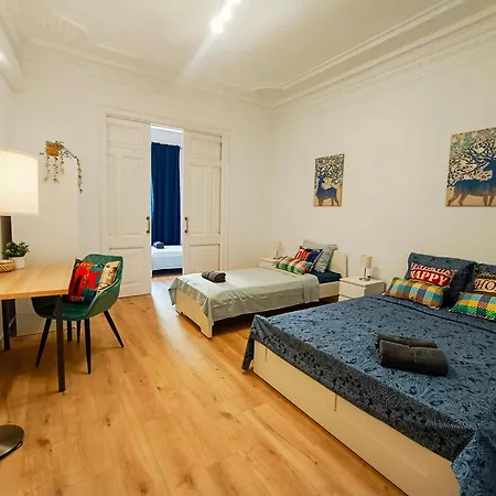 - Via Laietana Hostal