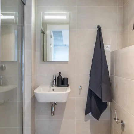 Apartamento Exclusivamente Para Estudiantes Lujosas Y Estudios Elegantes En Cristobal De Moura *