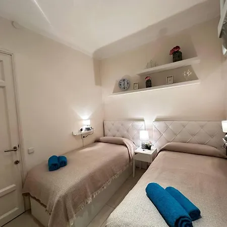 Acogedoras En Gran Via Bed & Breakfast *