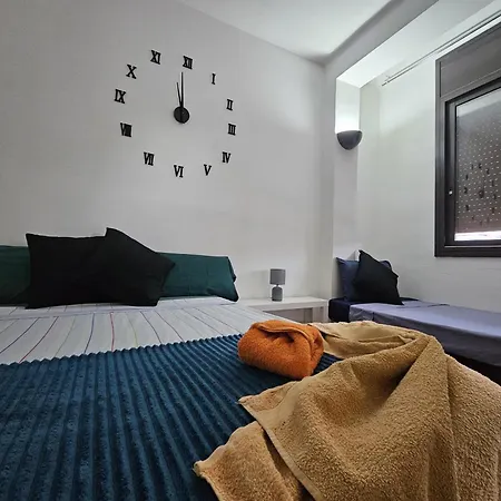 Meridiana Nino House מלון קפסולה ברצלונה