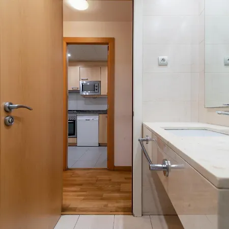Near Ramblas 3 Flat Min 32 Days Parking Optional *
