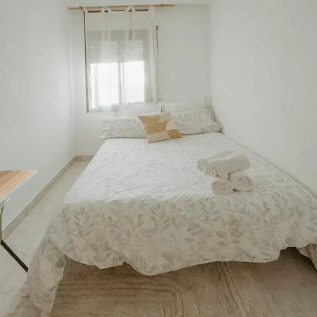 Charming In Shared Near Camp Nou Apartamento *