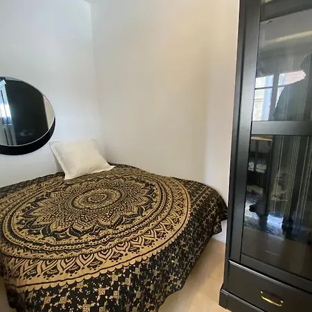 Apartment Double With Inside Window In Shared *
