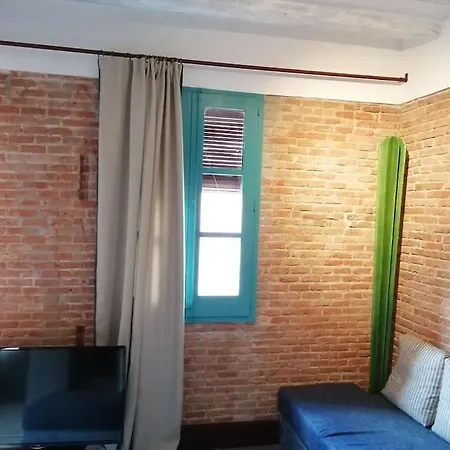 A Un Solo Paso Del Mar *