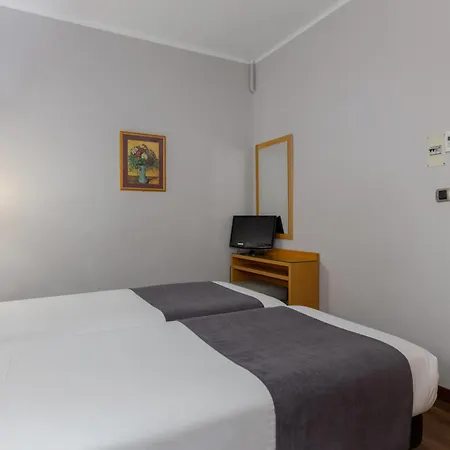 Lyon Hotel *