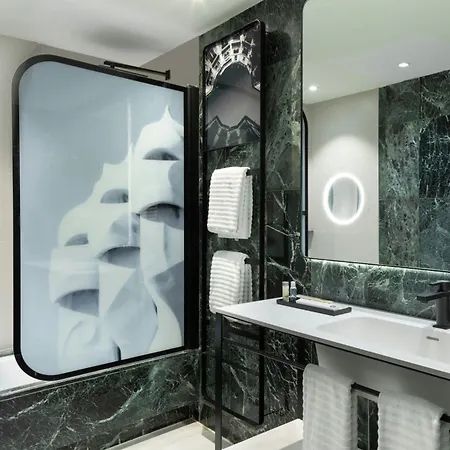 Renaissance Hotel 5*