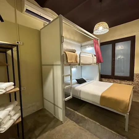 阁楼旅馆 *