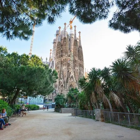 Cerca De La Sagrada Familia 2 *