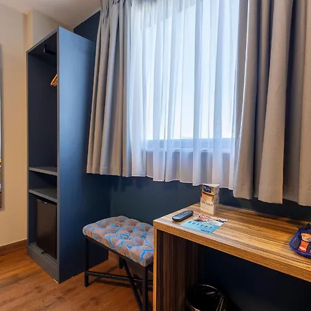 Travelodge Poblenou Otel