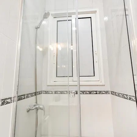 Spacious 5-bedroom In * Barcelona