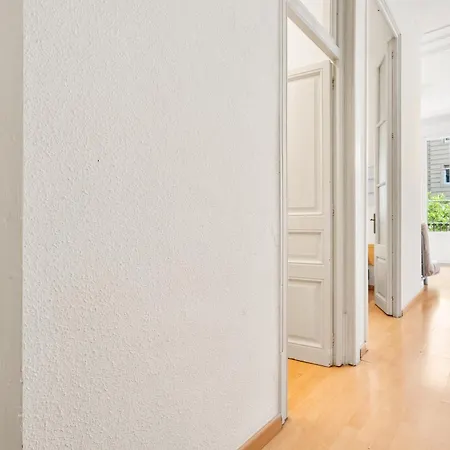 Spacious 5-bedroom In Apartment