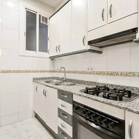 Spacious 5-bedroom In Apartment *