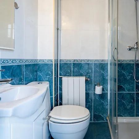 Spacious 5-bedroom In Apartment