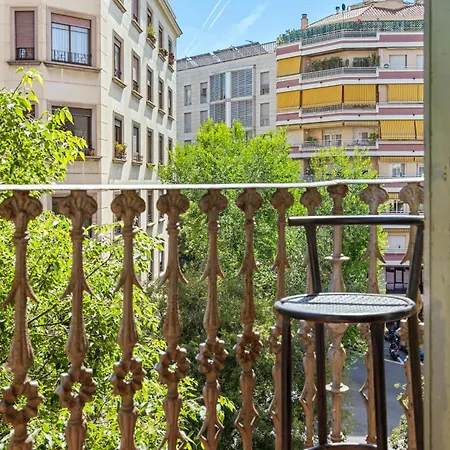 Apartment Spacious 5-bedroom In Barcelona