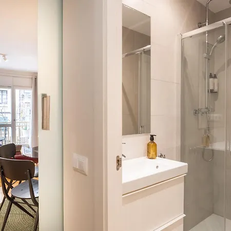 Spacious And Elegant Oasis In The Location Barcelona