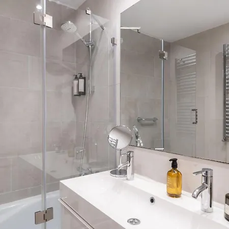 Spacious And Elegant Oasis In The Location Apartment *