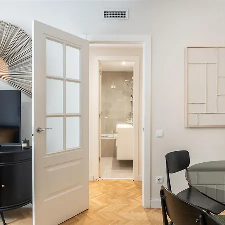 Spacious And Elegant Oasis In The Location Barcelona