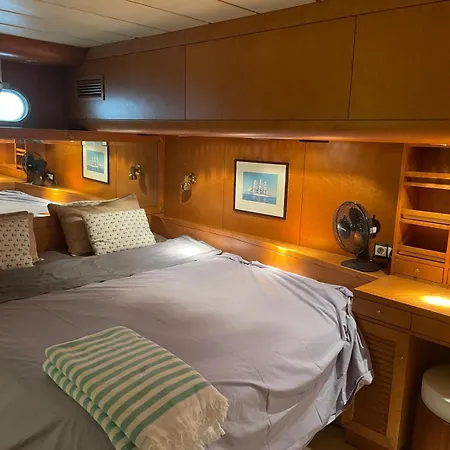 Botel Waterfront Cozy Two Bedrooms