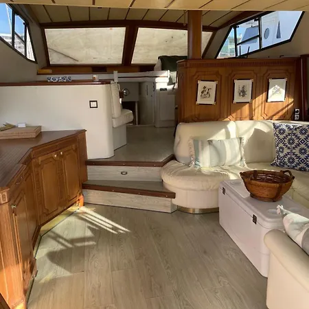 Botel Waterfront Cozy Two Bedrooms *