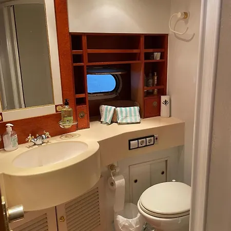 Botel Waterfront Cozy Two Bedrooms Barcelona