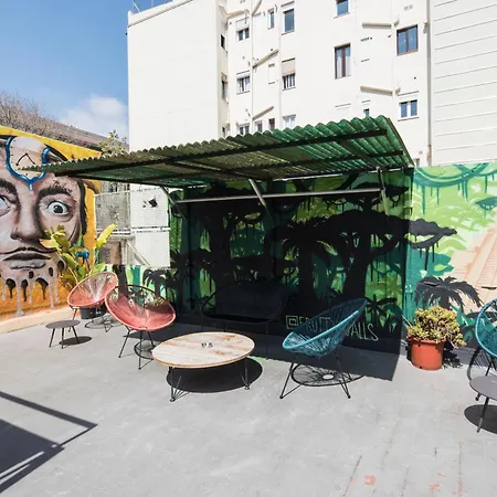 Hostel No Limit Graffiti *
