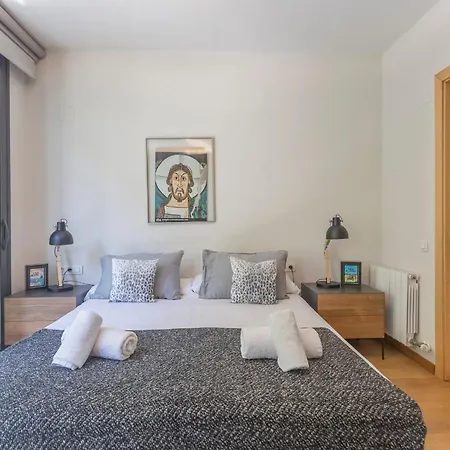 My Space Emirates - Fully Equipped Near The With Shared Pool Barcelona