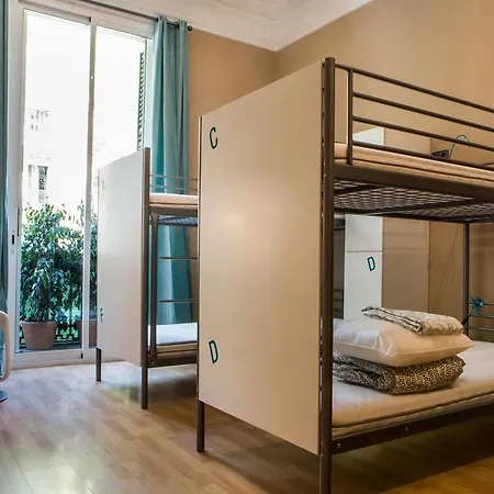 Born Hostal *