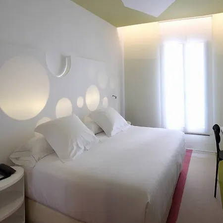 Mate Pau, Hotel