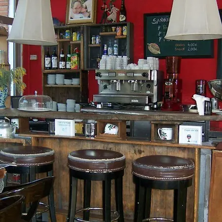 Hostal Inout