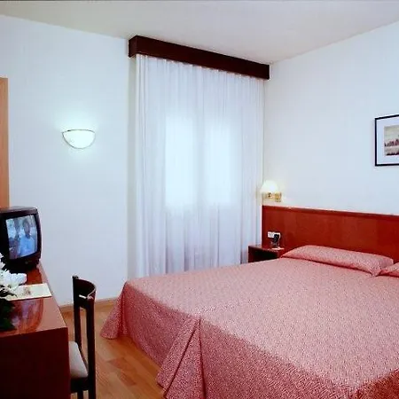 Otel Catalonia Castellnou 3*