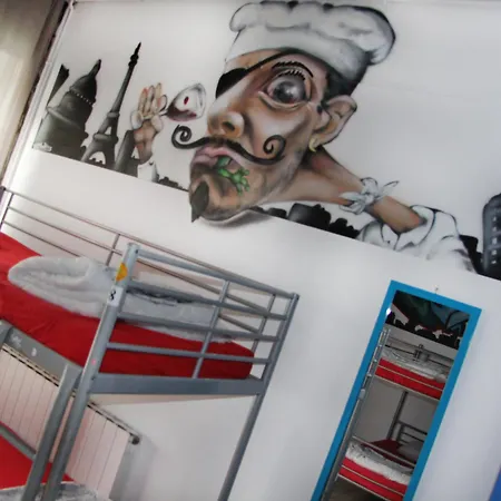 No Limit Graffiti Hostel *